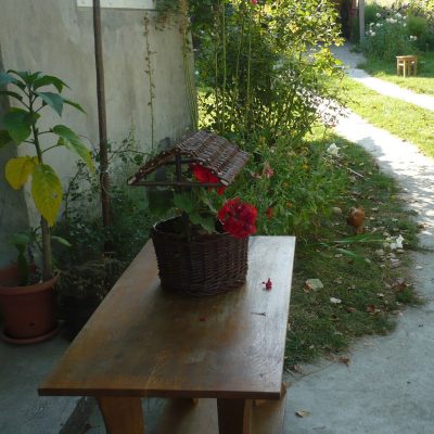 Virágkosár kerekes kút