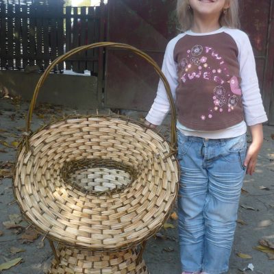 Virágkosár kitűrt