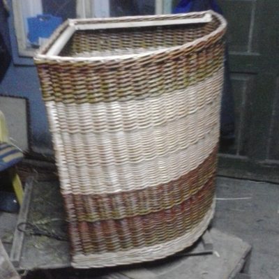 Szennyestartó háromszögű színezett