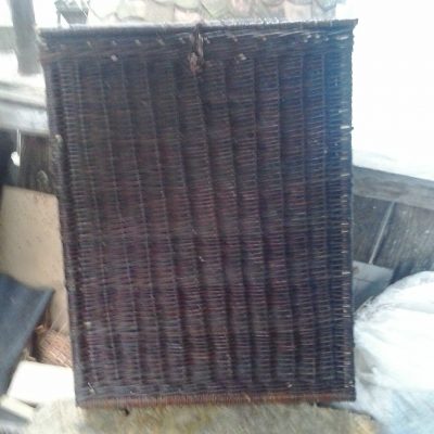 Szennyestartó négysarkú sötét színű